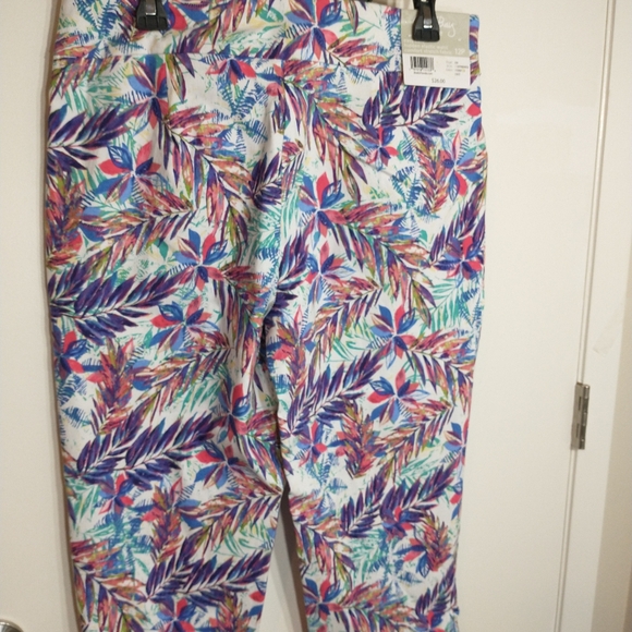 NWT Coral Bay Multi Color Floral Print Pull On Women's Capris Size 12P Set Of 2 - Picture 11 of 15